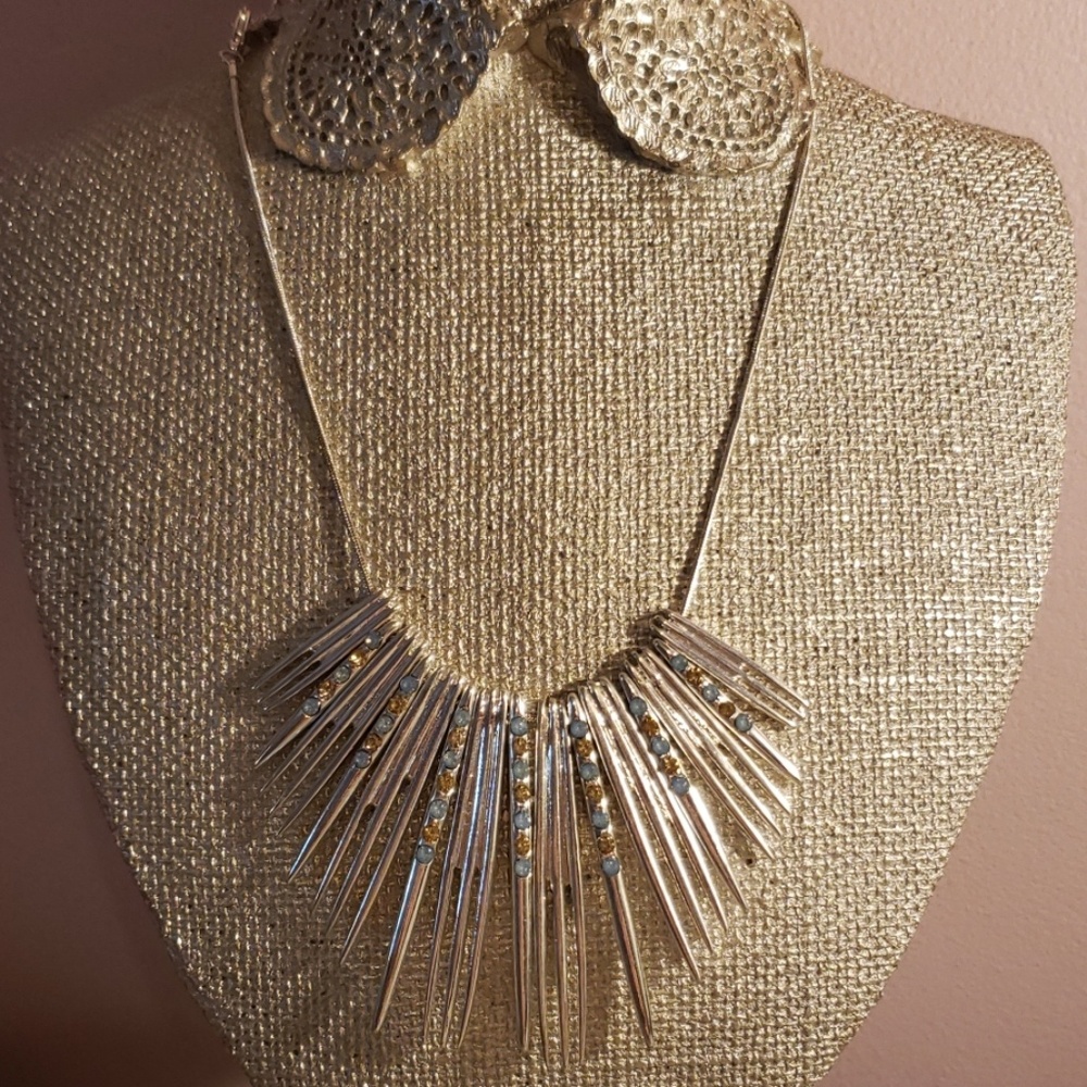 JENNIFER LOPEZ FASHION NECKLACE.